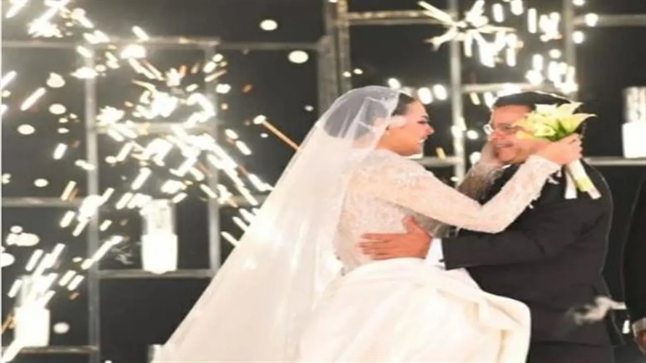 مشاهد إنسانية مؤثرة في حفل زفاف ابنة محمد هنيدي تختزل دموع الفرح والرقص